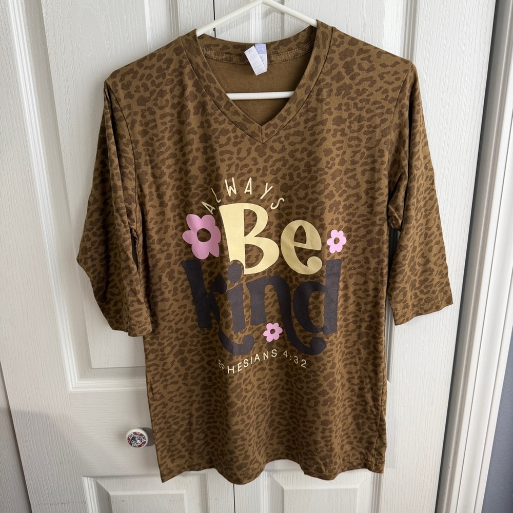 Love in faith be kind v‎ neck tee size medium